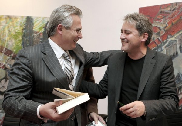 Baltasar Garzón y Manuel Rivas, durante la presentación del libro. (Foto: EFE)