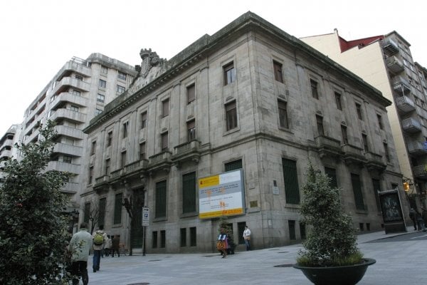 Edificio del Banco de España, actualmente cerrado y que el Concello pretende para la ciudad. (Foto: Archivo)