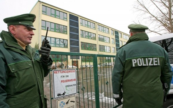 Dos policías montan guardia en la puerta del colegio. (Foto: EFE)