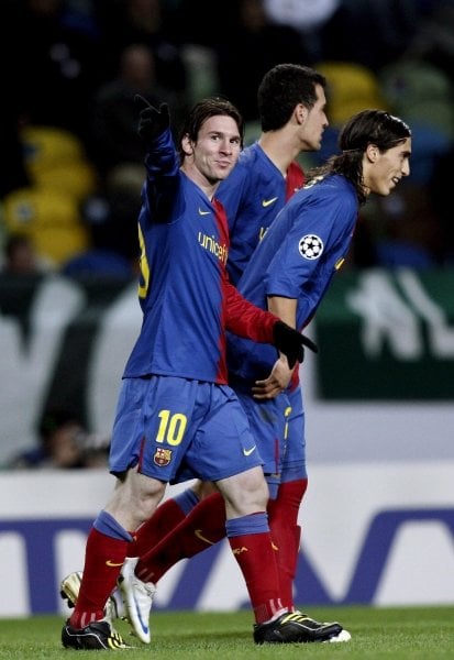 Messi, celebra uno de los goles con sus compañeros. (Foto: EFE)