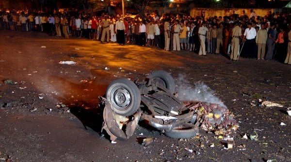 Restos de un vehículo explosionado en Bombay.