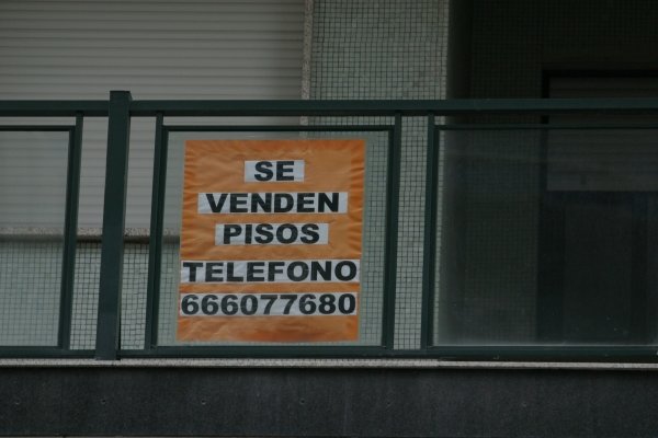 Un anuncio de venta de pisos cuelga del balcón de una vivienda de la ciudad. (Foto: José Paz)