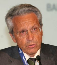 El presidente de Caixanova, Julio Fernández Gayoso.