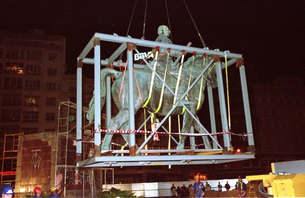 Momento de la retirada de la estatua ecuestre de Franco, en el 2002. (Foto: Archivo)