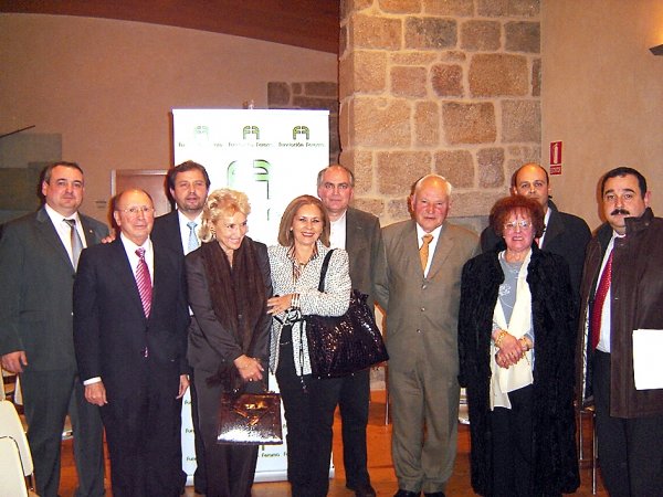 Foto de familia de los miembros de la fundación con los empresarios premiados. (Foto: Xesús Fariñas)