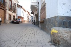 Flechas amarillas indicando el camiño en A Rúa (Foto: L.B.)