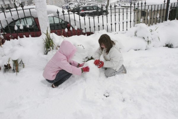 Dos niñas hacen un muñeco de nieve en A Gudiña. (Foto: Miguel Ángel)