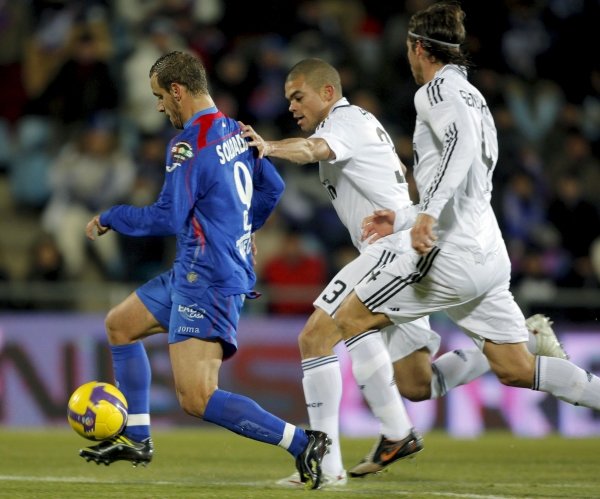Roberto Soldado, Sergio Ramos y Pepe, pugnan por un balón.  (Foto: (EFE))