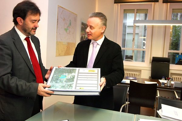 Armando Veiga y Antucho Espinosa, con el plan sectorial. (Foto: Xesús Fariñas)