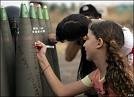 Niños de Israel firmando en las bombas