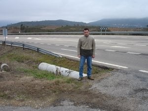 Vicente Sabín, pedáneo de Outardepregos, ante los tubos para ensanchar el cruce