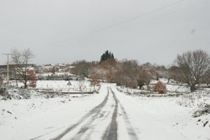 La nieve cubre las carreteras en Vilariño de Conso