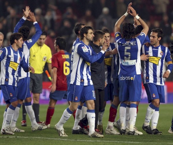 Los jugadores del Espanyol celebran la victoria de ayer en el Nou Camp. (Foto: Europa Press)