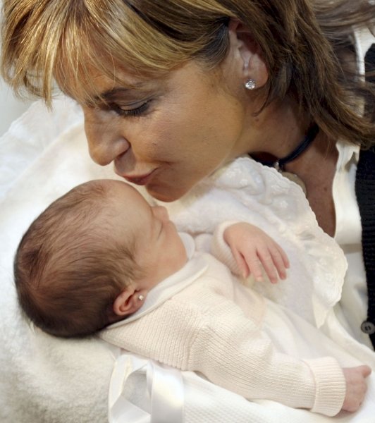 Arantxa Sánchez Vicario besa a su hija. (Foto: Albert Olivé)