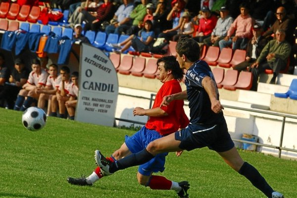 Oli, delantero del Verín, dispara ante la presión de un rival del Alondras. (Foto: José Paz.)