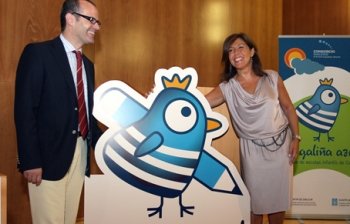Beatriz Mato y Jesús Vázquez, junto a la nueva imagen de las escuelas infantiles: A galiña azul. (Foto: X. Rey)