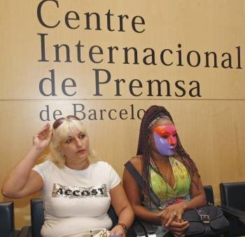 Dos prostitutas, durante la rueda de prensa. (Foto: Toni Garriga)