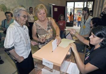 Vecinos de Arenys de Munt ejercen su derecho a voto. (Foto: Robin Townsend)