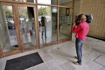 Un reportero gráfico graba el rellano del edificio donde fue hallada la maleta. (Foto: Alberto Estévez)