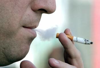 Un hombre fuma un cigarrillo. (Foto: EFE)