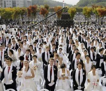 A los españoles cada vez les atraen menos las bodas.