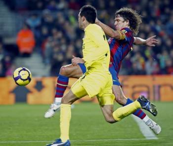 El defensa del Barcelona Pujol intenta frenar al delantero del Villarreral Nilmar. (Foto: Toni Garriga)