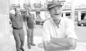  Javier de Quins, sonriente, en las calles de Ribadavia. (Foto: Archivo)