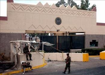 Soldados yemeníes mientras vigilan delante del acceso principal de la embajada estadounidense en Saná (Yemen).