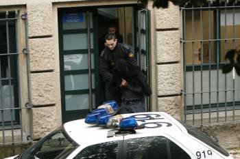  El detenido, escoltado por la Policía tras prestar declaración en el Juzgado. (Foto: Miguel Ángel)