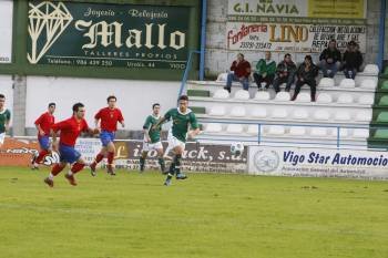Oli, delantero del Verín, corre tras un balón ante la oposición de un rival del Coruxo. (Foto: AD)