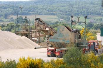 Aspecto de una de las empresas de extracción de áridos de la comarca de A Limia.  (Foto: Xesús Fariñas)