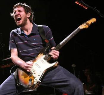El guitarrista John Frusciante, durante un concierto.