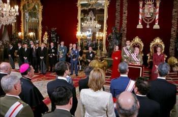 El rey Juan Carlos, acompañado de la reina Sofía y los Príncipes de Asturias, durante su intervención en la celebración solemne de la Pascua Militar.