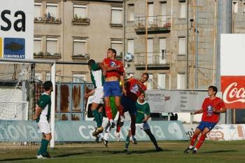 Martín y Josu saltan al remate en el primer partido de Liga este año, ante el Coruxo. 
