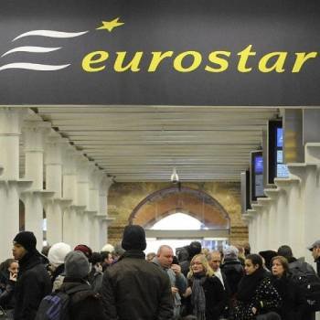 Pasajeros del Eurostar esperan en la estación.