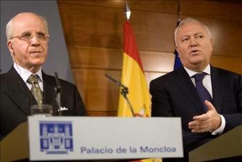 El ministro español de Asuntos Exteriores, Miguel Ángel Moratinos y su homólogo argelino, Mourad Medelci. (Foto: Chema Moya)