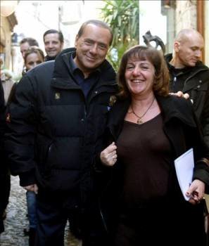 Silvio Berlusconi, se fotografía con una mujer durante la visita que realizó ayer a Saint Paul de Vence, en la Costa Azul francesa. (Foto: EFE)