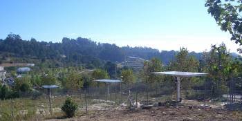 Instalación de seguidores solares en el Campus Marcosende, en Vigo, como parte del Plan SUMA. (Foto: Archivo)