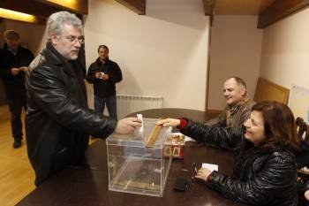 El ex diputado Armando González vota en Cartelle, ante su esposa y alcaldesa, Carmen Leyte. (Foto: Xesús Fariñas)