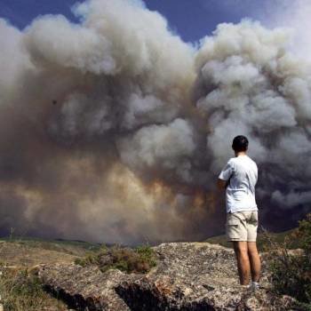 Un hombre observa el incendio de Horta de Sant Joan. (Foto: Archivo)