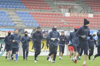 Los jugadores del C.D. Ourense, Antonio, Arenas, Oli y Germán, en primer término, ayer durante el entrenamiento. (Foto: Xesús Fariñas)