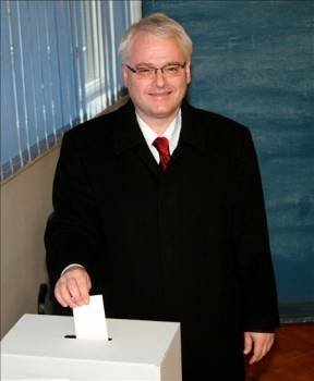 El candidato socialdemócrata Ivo Josipovic ejerce su derecho al voto. (Foto: Antonio Bat)