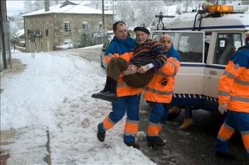 Miembros de Protección Civil recogen en su domicilio a un enfermo para trasladarlo en un todoterreno desde la localidad lucense de A Fonsagrada. (Foto: Eliseo Trigo)