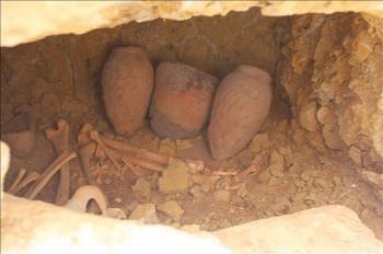 Restos humanos y vasos canopos, en el interior de una de las tumbas de trabajadores que construyeron la pirámide de Keops.