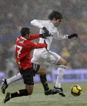 El jugador del Real Madrid 'Kaká' avanza con un balón perseguido por  el defensa del Mallorca Ayoze Díaz. (Foto: Fernando Alvarado.)