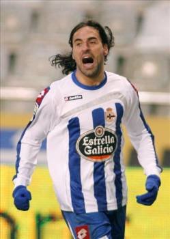 El centrocampista del Deportivo, Juan Rodríguez, celebra el gol. (Foto: Cabalar)