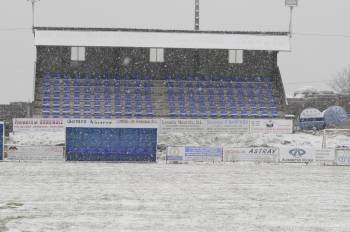 La nevada fue abundante a partir del minuto 25 en el campo del Nogueira e hizo imposible continuar el partido. (Foto: Martiño Pinal)