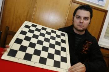 Óscar Salgado, agarrado a su inseparable tablero de ajedrez.