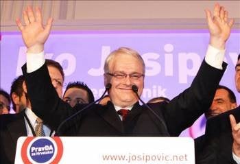 El candidato presidencial del Partido Social Democrático, Ivo Josipovic, celebra su victoria. (Foto: Antonio Bat)