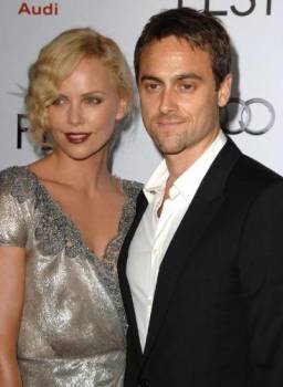 Charlize Theron y Stuart Townsend.